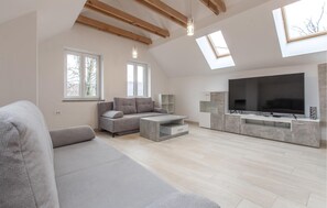 Smart TV, fireplace - 1 bedroom stunning apartment in Col (Col)