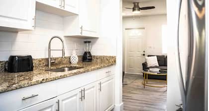 Dream Yard Oasis Heated Pool Near Beach Sleeps 10