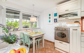 Een koelkast, een oven, een kookplaat, een vaatwasser