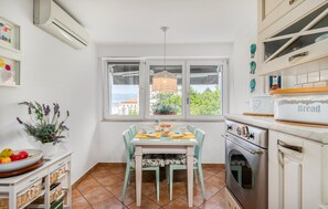 Een koelkast, een oven, een kookplaat, een vaatwasser