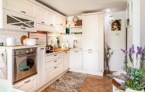 Een koelkast, een oven, een kookplaat, een vaatwasser