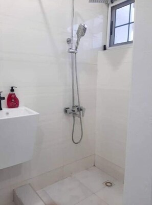 Shower, towels, soap - 1 bedroom apartment central Accra (Greater Accra Region)