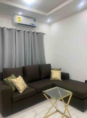 Living area - 1 & 2 bedroom vacation apartment (Greater Accra Region)