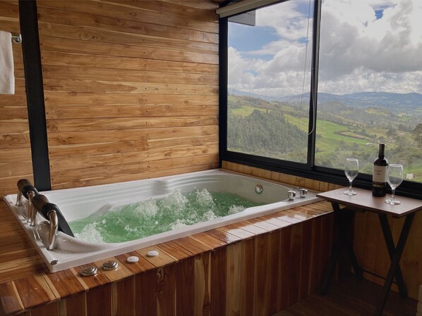 Cabana superluxo, 1 quarto, banheira de imersão, vista para a montanha | Banheiro | Chuveiro, chuveiro com efeito de chuva, roupões de banho
