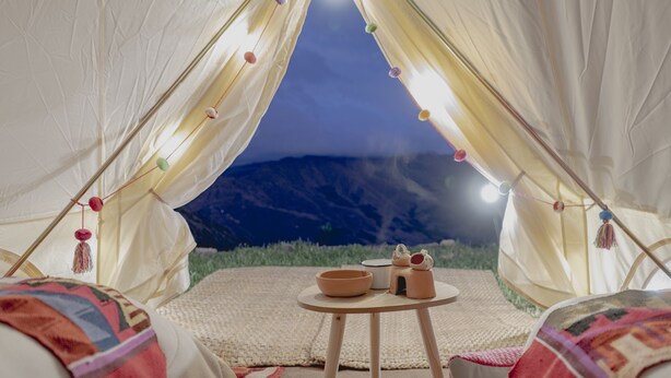 A cozy tent with a table and chairs, a bowl, and a teapot. - Andean Glamping (Pisac)