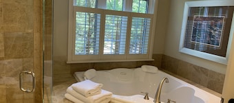 Vacation in Canada this summer! Enjoy it lakeside in Muskoka!