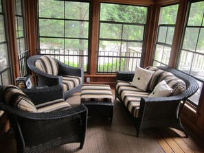 Una Smart TV, una chimenea, un reproductor de DVD, un futbolín