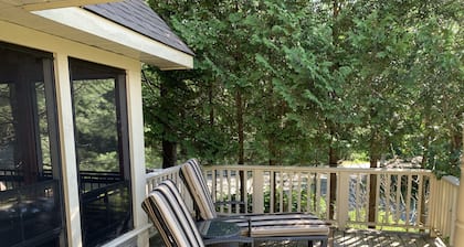 Vacation in Canada this summer! Enjoy it lakeside in Muskoka!