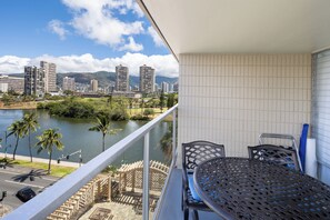 Property grounds - Sensational Seaside Condo, remodeled in 2023 parking available, 1 block to beach (Honolulu)