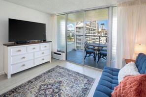 Smart TV - Sensational Seaside Condo, remodeled in 2023 parking available, 1 block to beach (Honolulu)