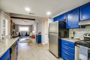 Réfrigérateur, micro-ondes, plaque de cuisson, lave-vaisselle