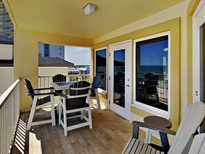 Condo, varias camas, balcón, vista al océano (#787) | Restaurante al aire libre