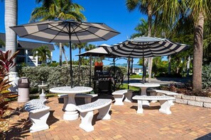 Outdoor dining - Unit 301 Comforts of Home Combined with the Beach (Sarasota)