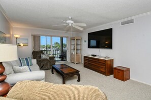 TV, ping pong, books - Unit 301 Comforts of Home Combined with the Beach (Sarasota)