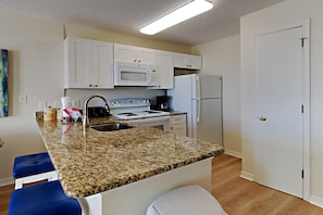 Appart'hôtel, plusieurs lits, balcon, vue océan (#311) | Cuisine privée | Réfrigérateur, micro-ondes, four, plaque de cuisson