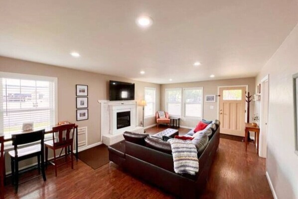 Smart TV, fireplace