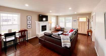 Quinn`s Cottage, Downtown! Cozy Downtown Home! Sleeps 6, Local Golfing 50% Off!