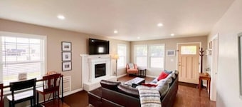 Quinn`s Cottage, Downtown! Cozy Downtown Home! Sleeps 6, Local Golfing 50% Off!