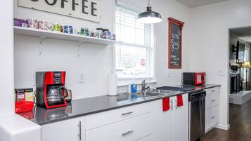 Kaffetrakter/tekoker, kjøleskap, mikrobølgeovn og ovn