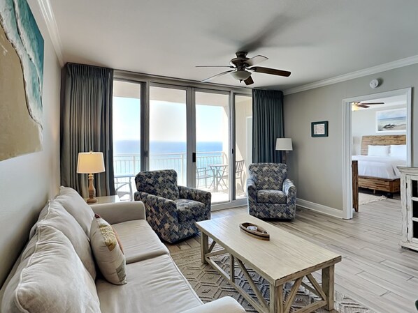 Condo, varias camas, balcón, vista al océano (#830 - No Pets) | Área de sala de estar