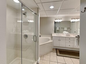 Appart'hôtel, plusieurs lits, balcon, vue océan (#936 - No Pets) | Salle de bain
