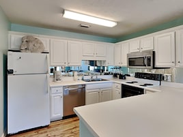 Apartamento, varias camas, patio (#57-105 - No Pets) | Cocina privada | Cafetera o tetera