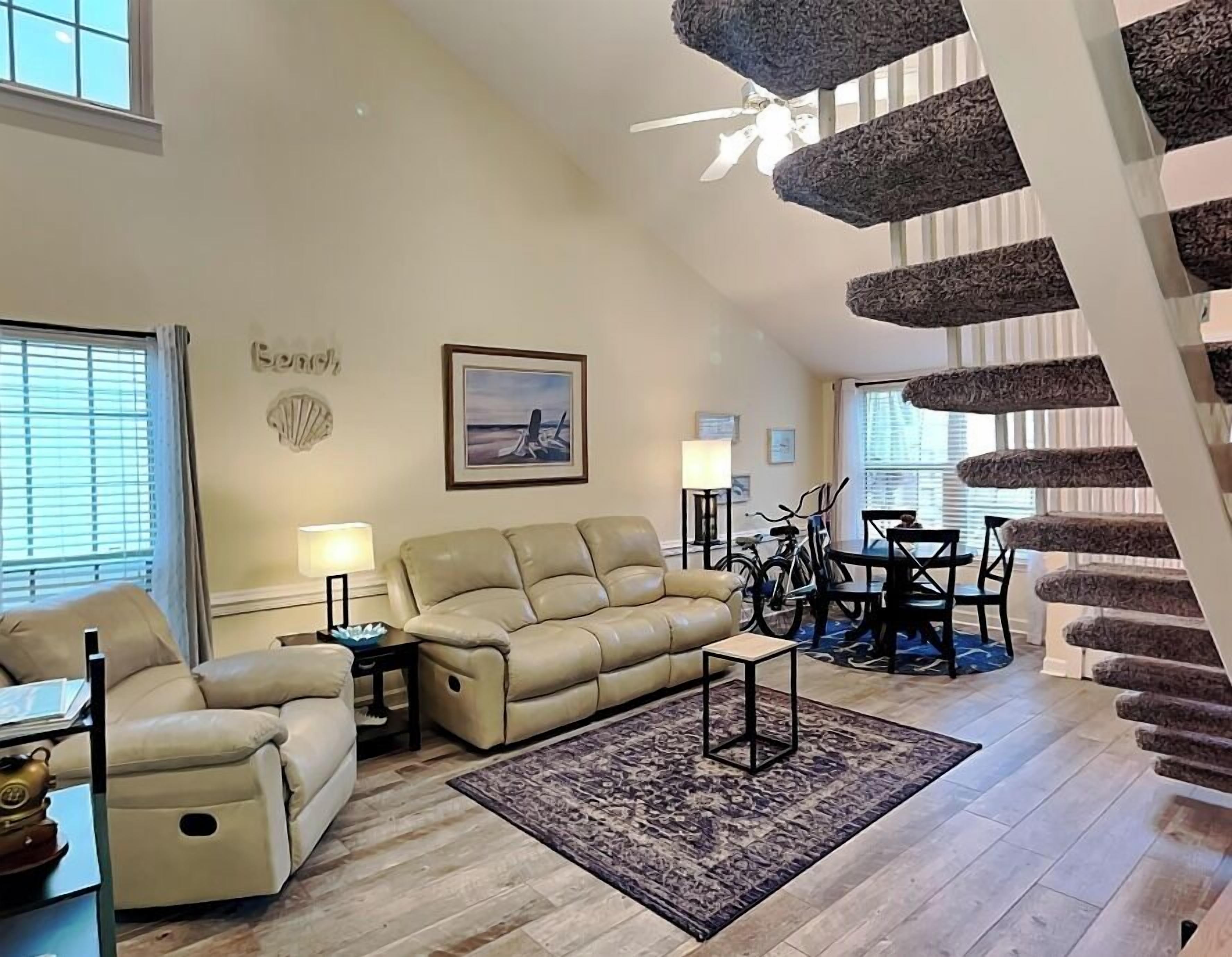 콘도, 침대(여러 개), 파티오 (#83D - No Pets) | 거실 공간 | 디지털 채널 시청이 가능한 42인치 평면 TV