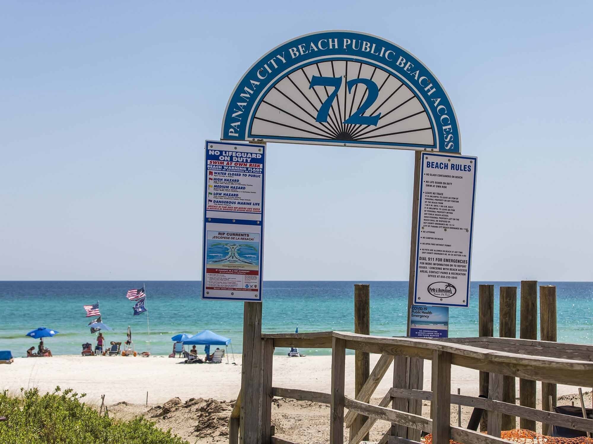 Señal de entrada a la playa con normas y datos de seguridad.