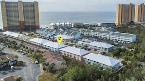 Un complejo hotelero frente al mar con varias edificaciones, incluyendo torres altas y construcciones más pequeñas.