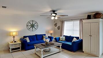 Leilighet, flere senger, terrasse (#E2) | Oppholdsområde | TV