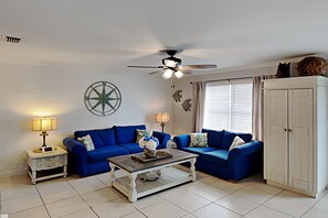 콘도, 침대(여러 개), 파티오 (#E2) | 거실 공간 | TV