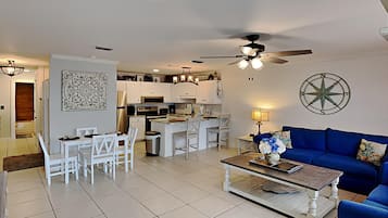 Leilighet, flere senger, terrasse (#E2) | Oppholdsområde | TV