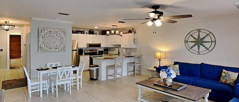Condo, varias camas, patio (#E2) | Área de sala de estar | Televisión