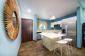 Réfrigérateur, micro-ondes, four, lave-vaisselle