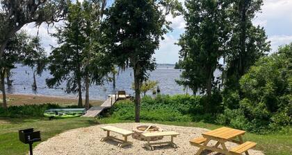 New 2023 Deer Point Lake House with Kayaks, EV Charger, & Dock - Dog Friendly