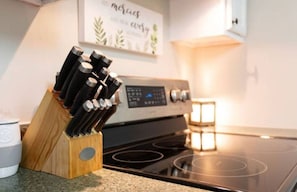 Refrigerador, parrilla de estufa y utensilios de cocina