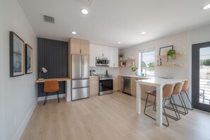 Frigorífico, microondas, horno y placa de cocina