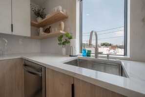 冷蔵庫、電子レンジ、オーブン、コンロ