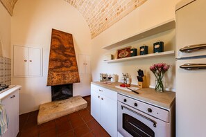 Fridge, microwave, oven, dishwasher - Large historic Masseria with large private swimming pool (Alberobello)