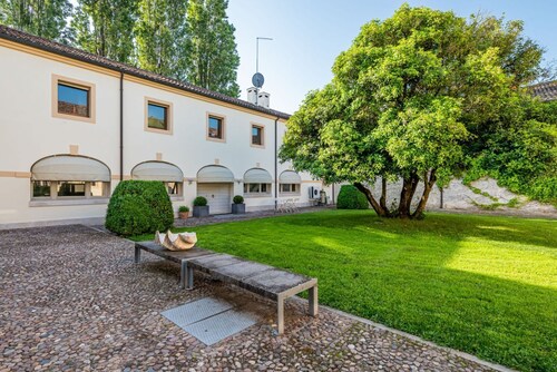 GuestHost - Wonderful villa of 350sqm of space positioned on two levels with 500mt of SHARED garden.It accommodates 6 people, with three bedrooms (each with a private en suite bathroom) and a single armchair in the living roomTwo ASSIGNED parking spaces,