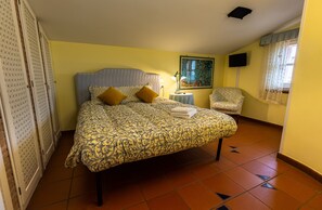 2 bedrooms, iron/ironing board, travel cot, free WiFi
