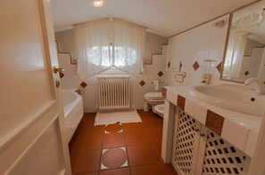 Dusche, Whirlpool, Haartrockner, Bidet