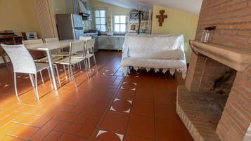 Télévision, cheminée, baby-foot, table de tennis de table