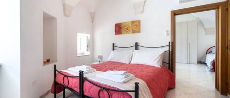 2 bedrooms, iron/ironing board, internet, bed sheets