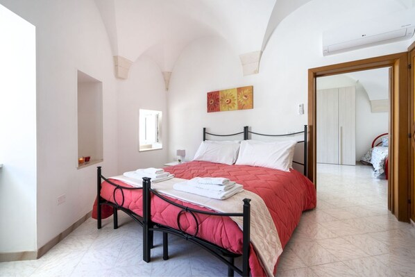 2 bedrooms, iron/ironing board, internet, bed sheets