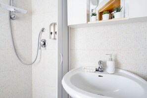 Dusche, Haartrockner, Handtücher