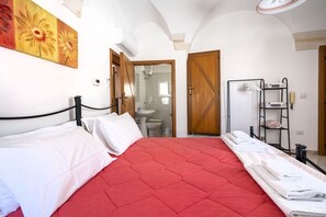 2 bedrooms, iron/ironing board, internet, bed sheets