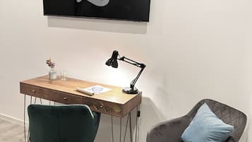 迷你吧贈品、書桌、手提電腦工作空間、隔音