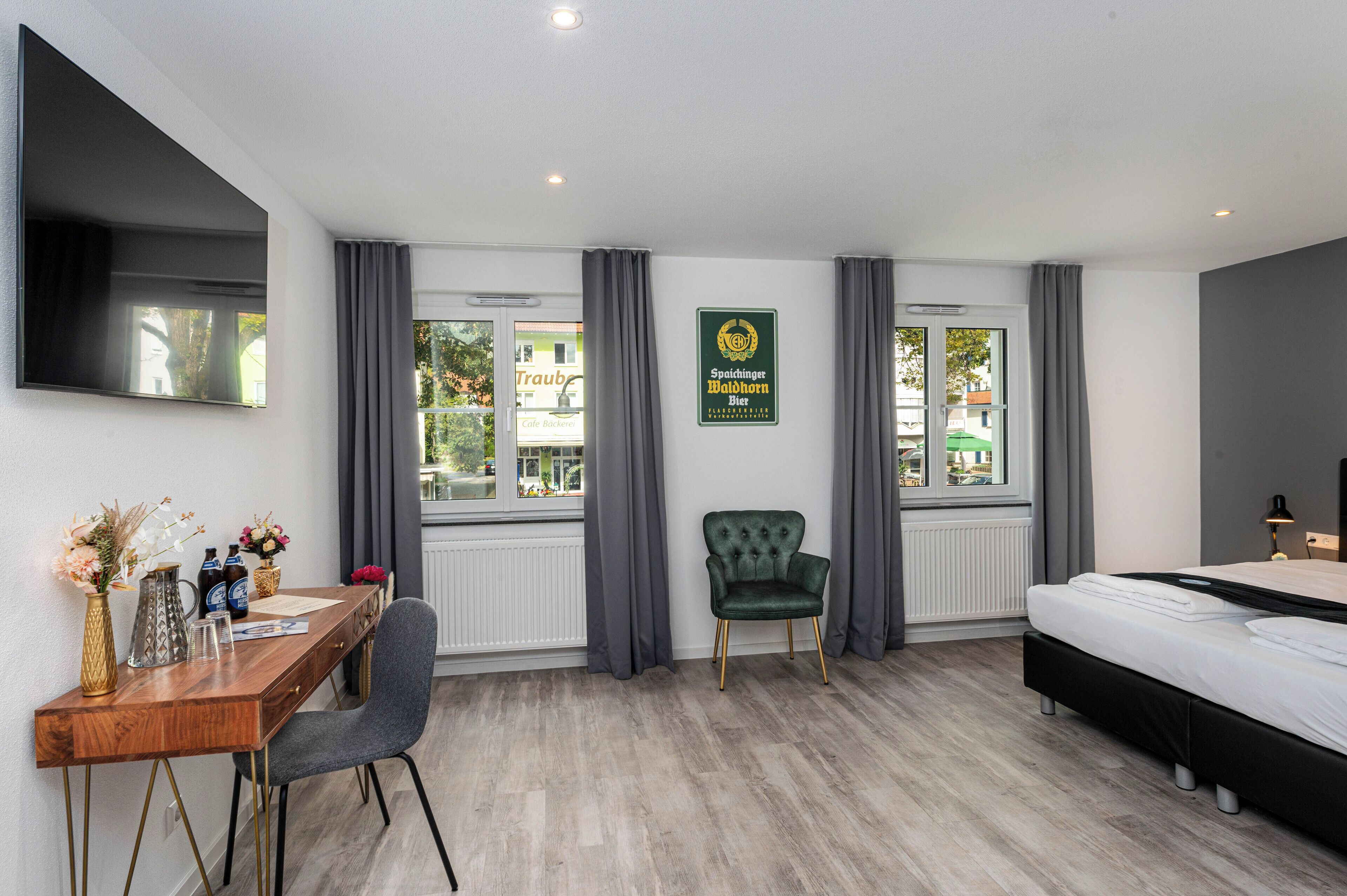 Kahden hengen standard-huone | Ilmaiset minibaarituotteet, työpöytä