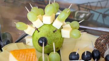 Un vassoio di frutta con uva, formaggio e olive.